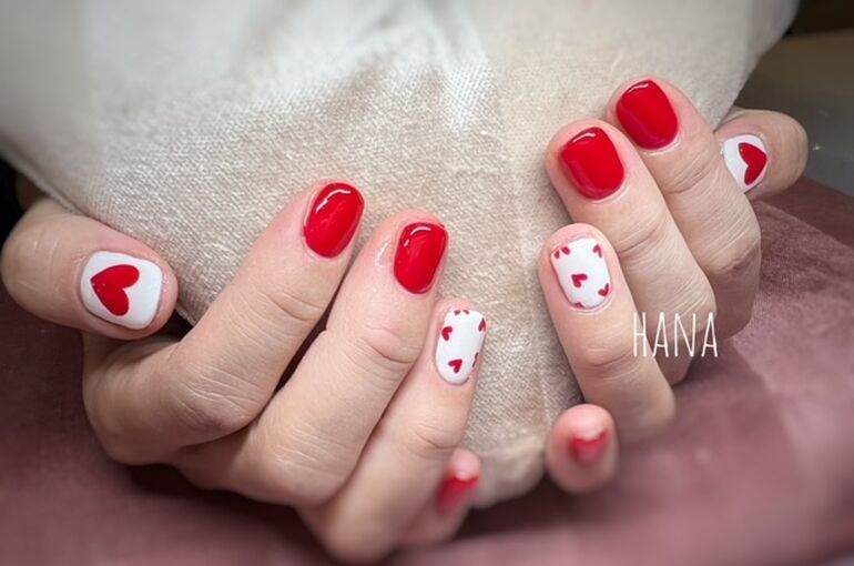 蛍光の赤にハート柄でとことんキュートに❤️