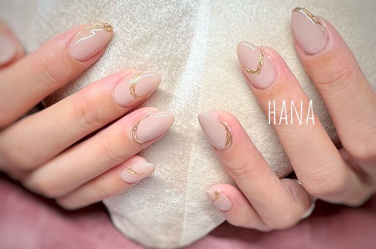 ピンク×ゴールドのアクセサリーネイル
