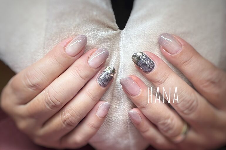 グレーのラメグラデとガラスネイル✨